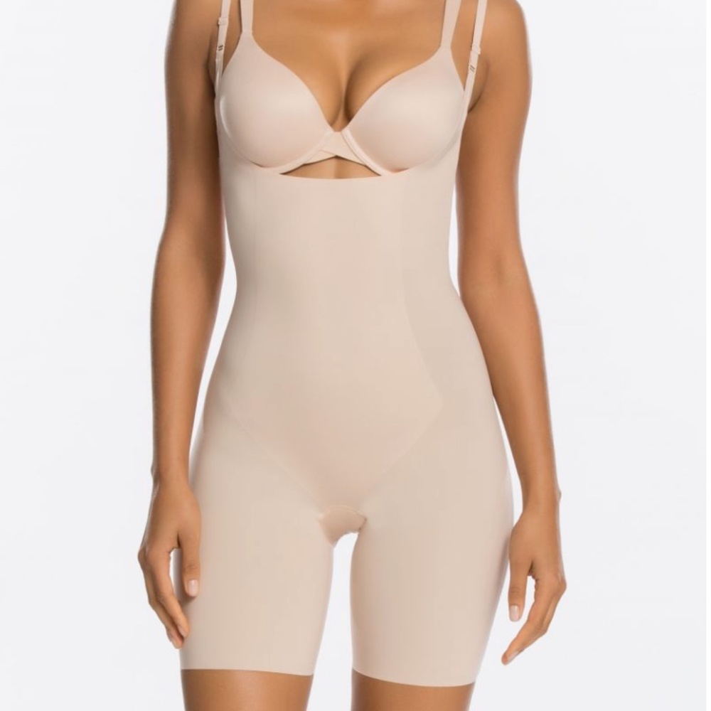 NWT. Spanx Open-Bust Mid-Thigh Bodysuit. Nude. Sm